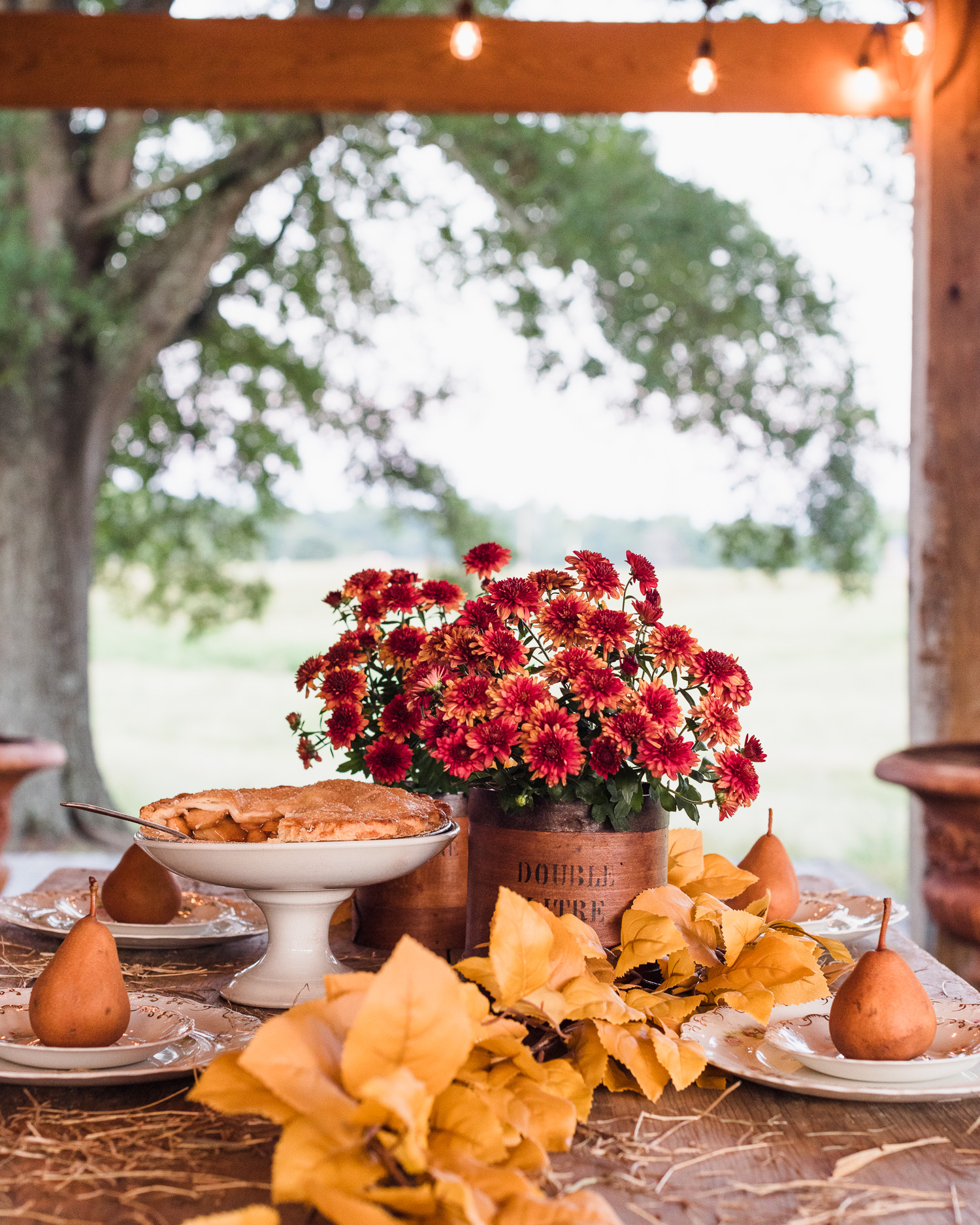 Fall Tablescape | Apple Pie, mums, pears, leaves